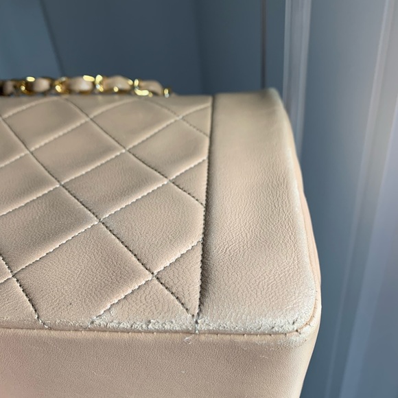 Vintage Classic Single Flap in Beige Lambskin in 24GHW - Picture 11 of 15